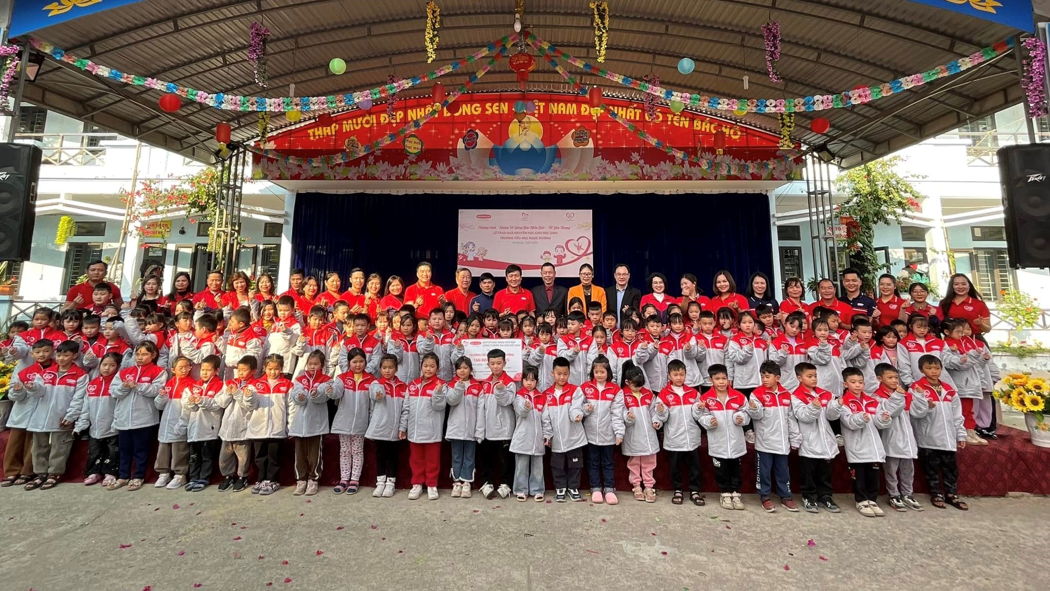 Dai-ichi Life Việt Nam mang “Tết Yêu thương” đến người dân và trẻ em vùng núi cao tỉnh Hà Giang