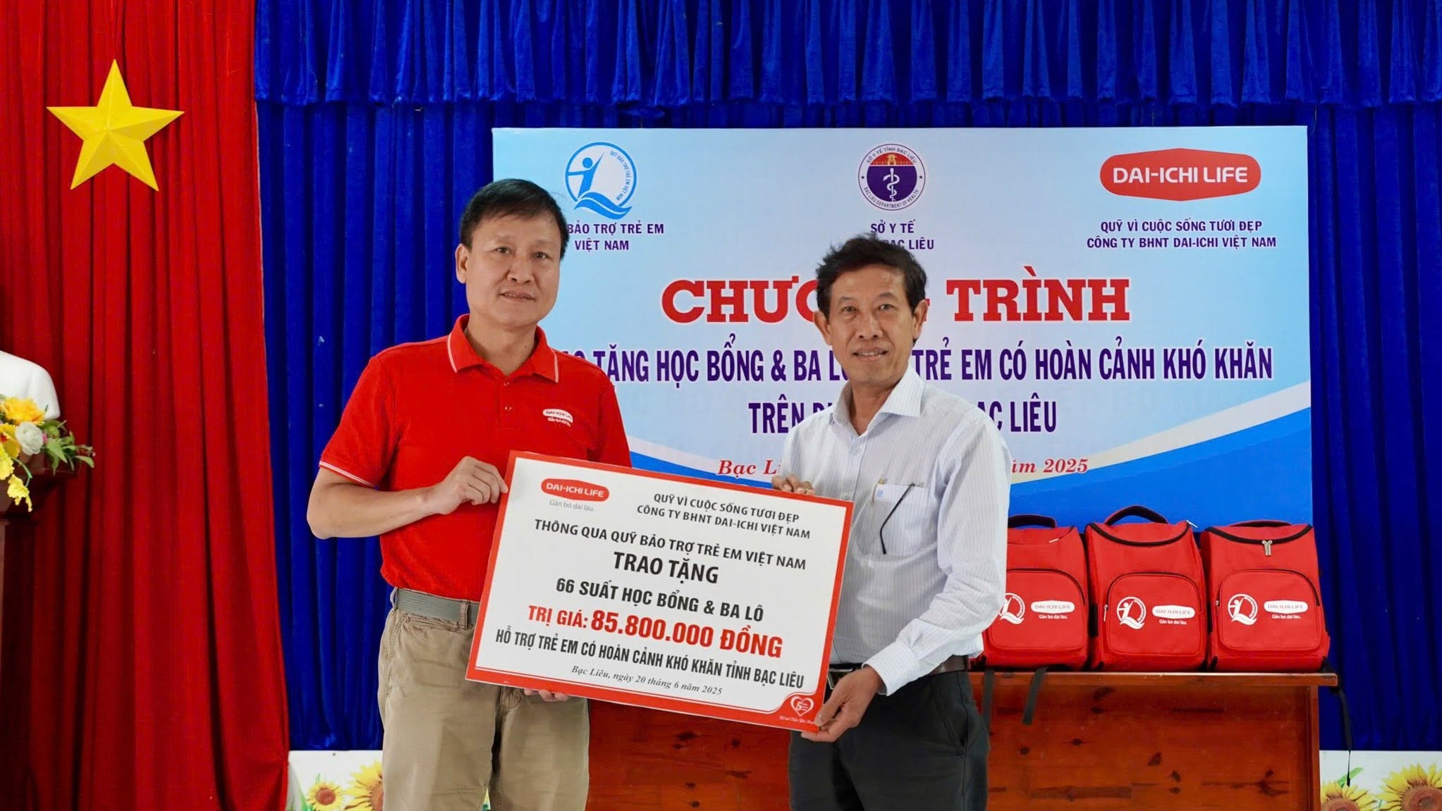Dai-ichi Life Việt Nam trao tặng học bổng và ba lô cho học sinh có hoàn cảnh khó khăn tại Long An và Bạc Liêu