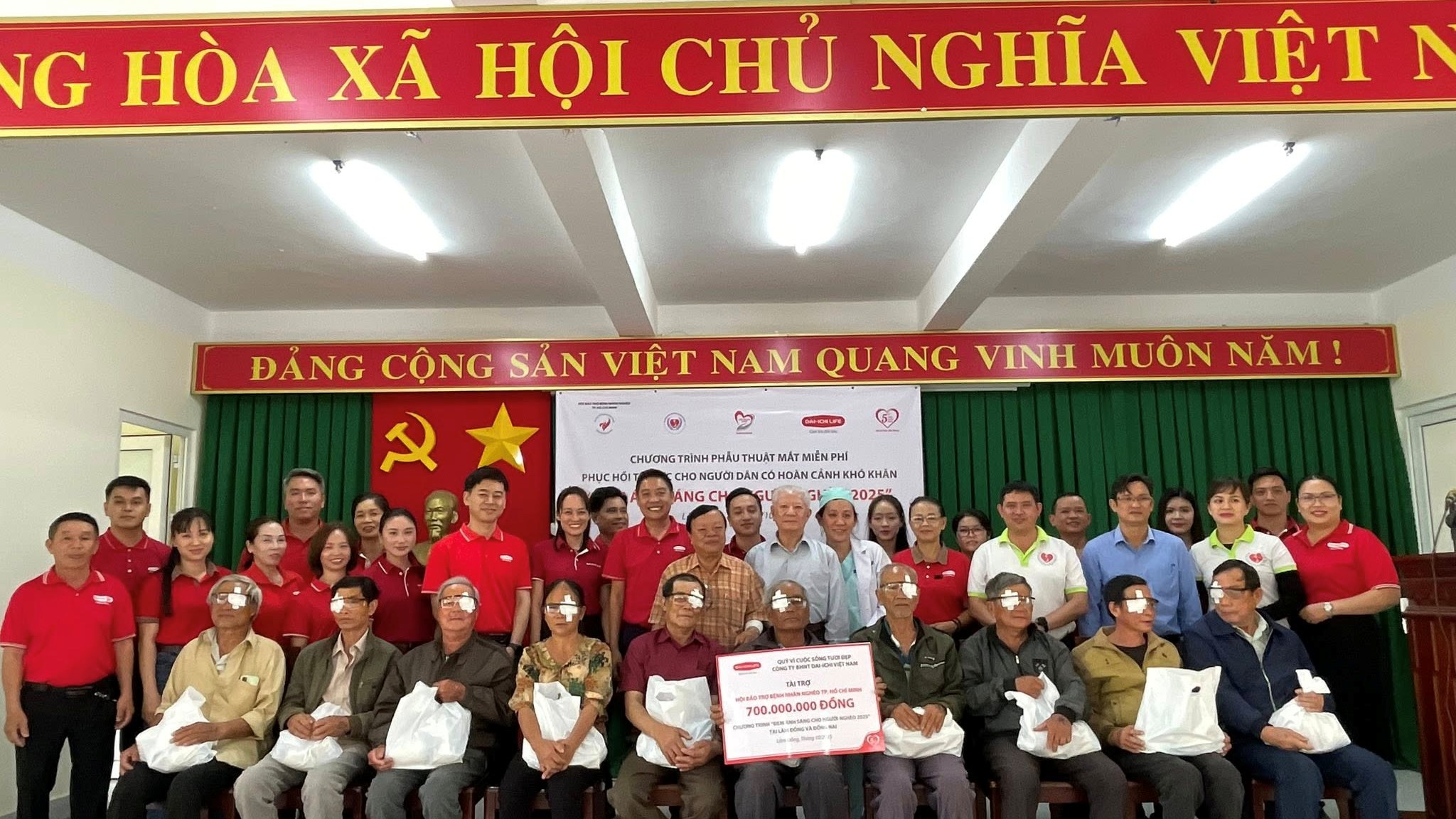 Dai-ichi Life Việt Nam tiếp tục triển khai chương trình “Đem ánh sáng cho người nghèo 2025” tại Lâm Đồng